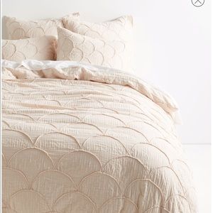 Anthropologie scalloped Queen duvet